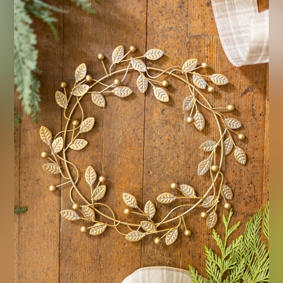 The Jilly Box Canvas n Decor: Golden Berry Metal Wreath NWT 11" - Picture 7 of 10